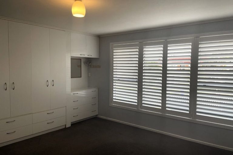 Photo of property in 8 Divich Avenue, Te Atatu South, Auckland, 0610