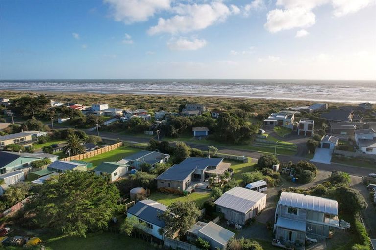 Photo of property in 28 Kent Avenue, Waitarere Beach, Levin, 5510