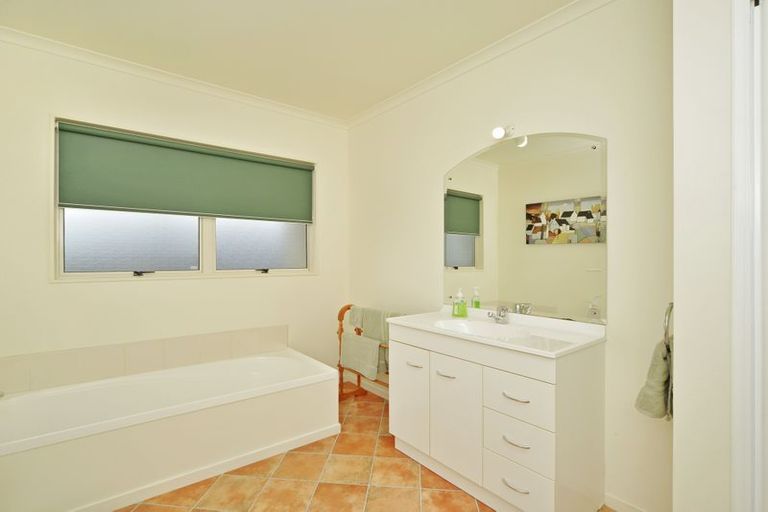 Photo of property in 9 Woodgate Court, Fitzherbert, Palmerston North, 4410