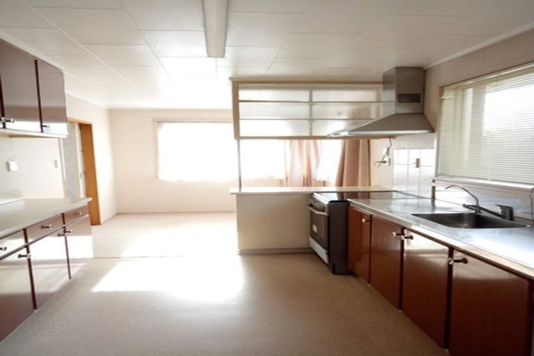 Photo of property in 16 Mawney Road, Henderson, Auckland, 0610