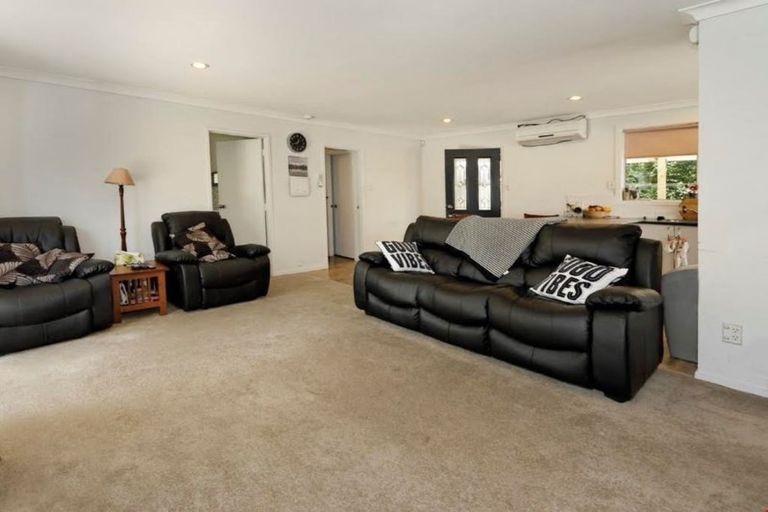 Photo of property in 2/129 Edmonton Road, Te Atatu South, Auckland, 0610