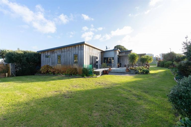 Photo of property in 28 Kent Avenue, Waitarere Beach, Levin, 5510
