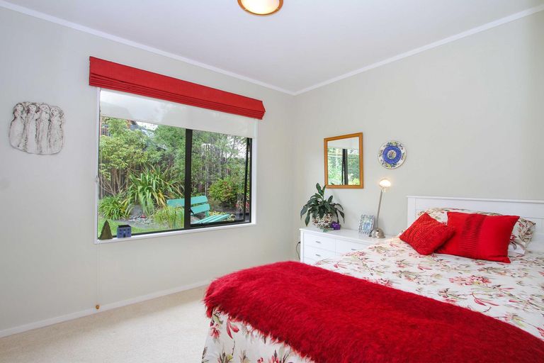 Photo of property in 5 John Webster Place, Glen Eden, Auckland, 0602
