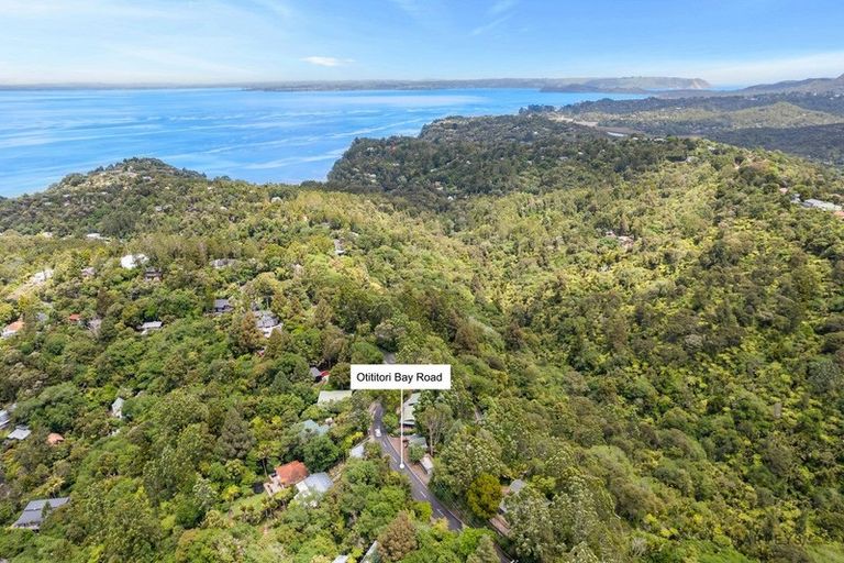 Photo of property in 14 Otitori Bay Road, Titirangi, Auckland, 0604