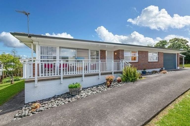 Photo of property in 40 Divich Avenue, Te Atatu South, Auckland, 0610