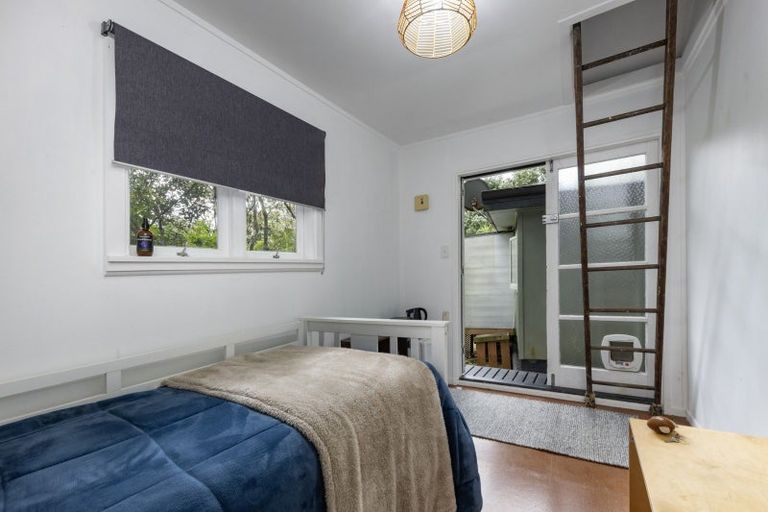 Photo of property in 33 Glenesk Road, Piha, New Lynn, 0772