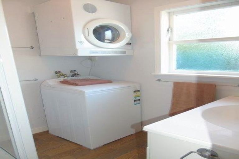 Photo of property in 12 Edge Hill, Mount Victoria, Wellington, 6011