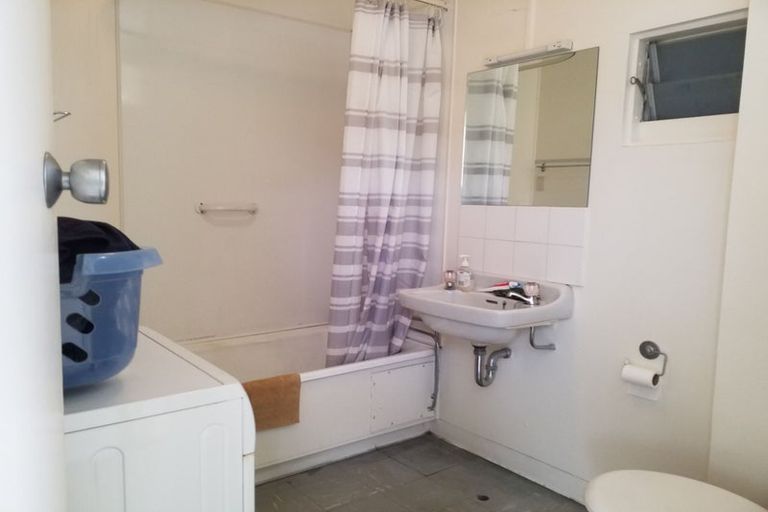 Photo of property in Churchill Flats, 213 The Terrace, Wellington Central, Wellington, 6011