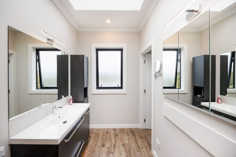 Photo of property in 10 Coutts Way, Fitzherbert, Palmerston North, 4410