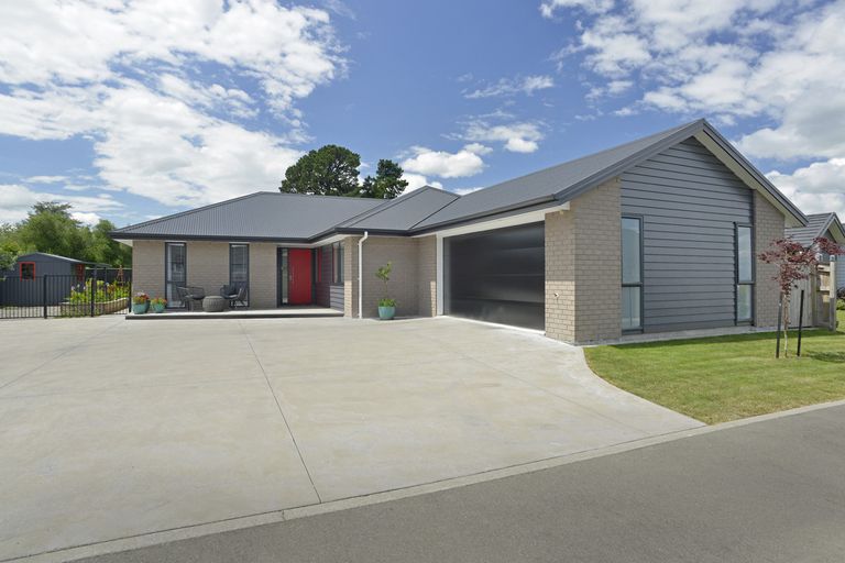 Photo of property in 72 Feist Street, Carterton, 5713
