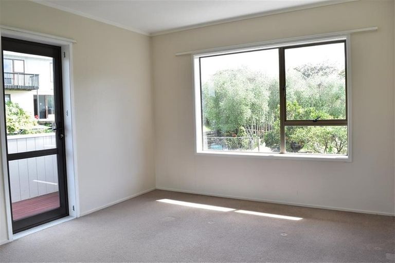 Photo of property in 2/27 Knightsbridge Drive, Forrest Hill, Auckland, 0620
