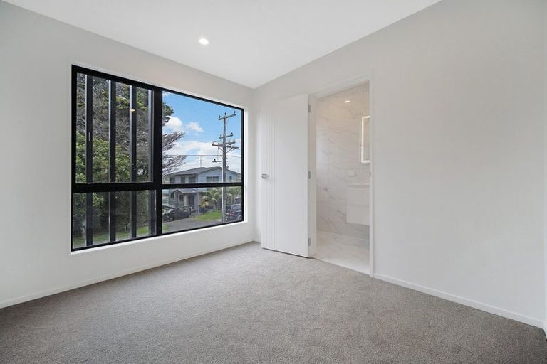 Photo of property in 2/11 Stottholm Road, Titirangi, Auckland, 0604