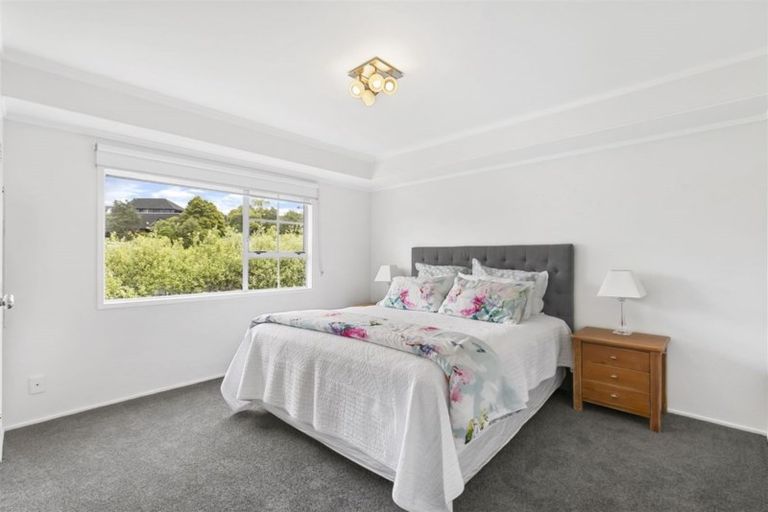 Photo of property in 2/6 Strabo Place, Windsor Park, Auckland, 0632