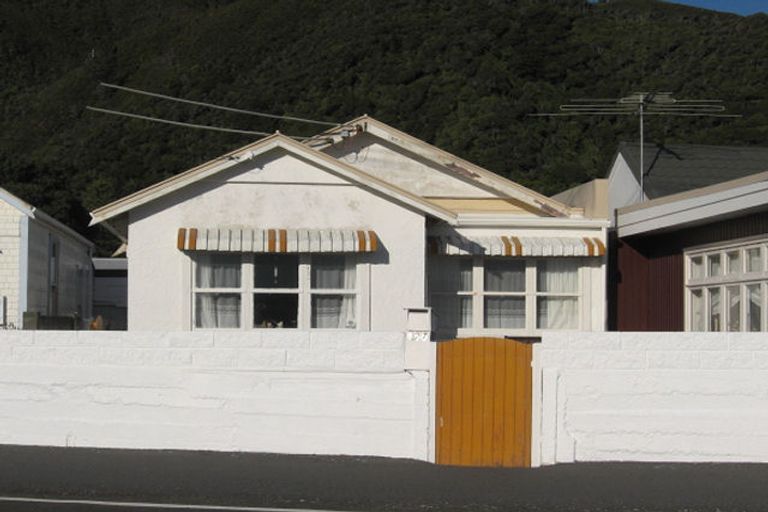 Photo of property in 127 Marine Parade, Eastbourne, Lower Hutt, 5013