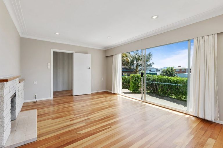 Photo of property in 11 Luke Place, Eastern Beach, Auckland, 2012