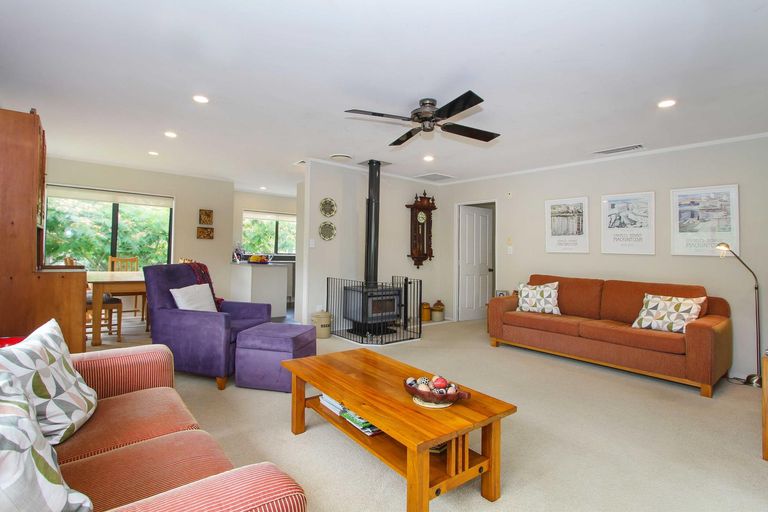 Photo of property in 5 John Webster Place, Glen Eden, Auckland, 0602
