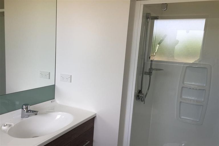 Photo of property in 92 Barbados Way, One Tree Point, 0118