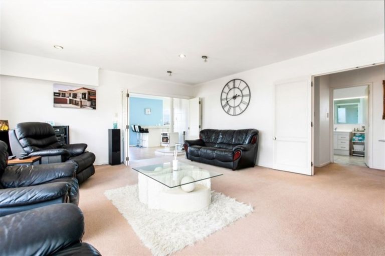 Photo of property in 11 Dawn Place, Te Atatu South, Auckland, 0610