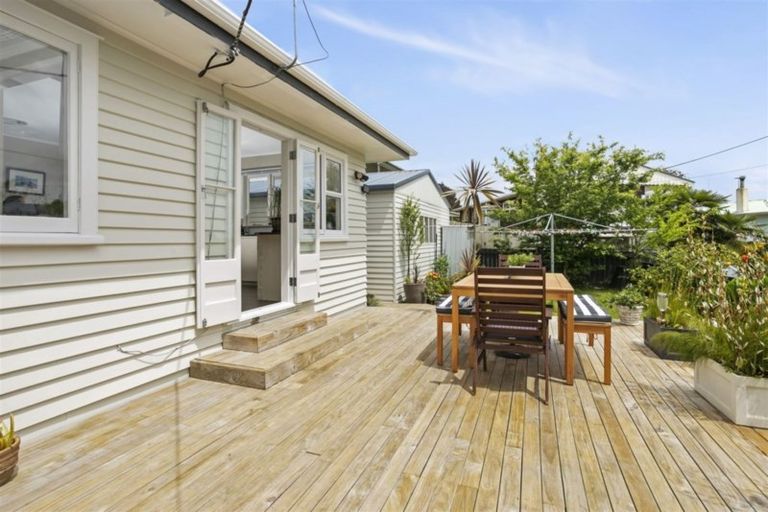 Photo of property in 31 Sunnyside Road, Sunnyvale, Auckland, 0612