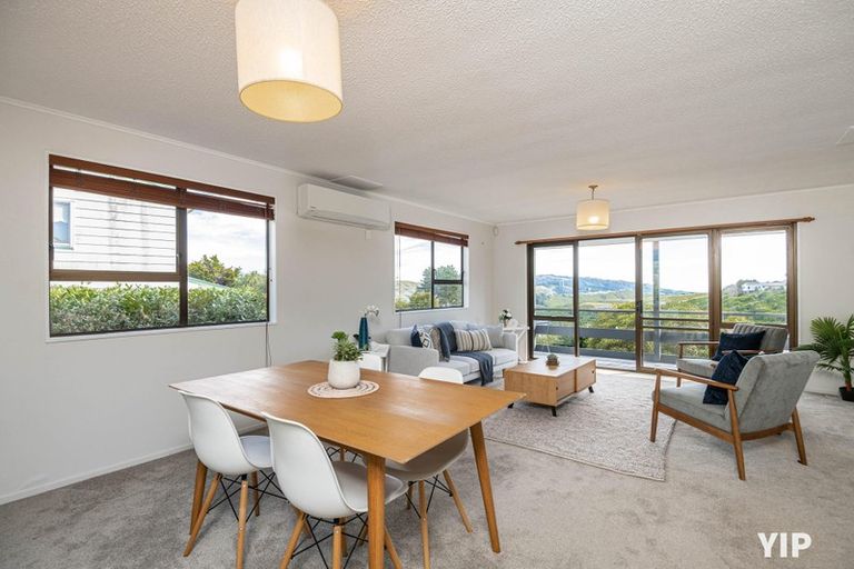 Photo of property in 44 Colchester Crescent, Newlands, Wellington, 6037