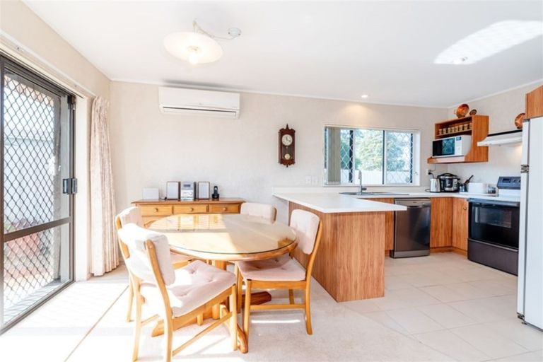 Photo of property in 2 Bosnyak Drive, Te Atatu South, Auckland, 0610