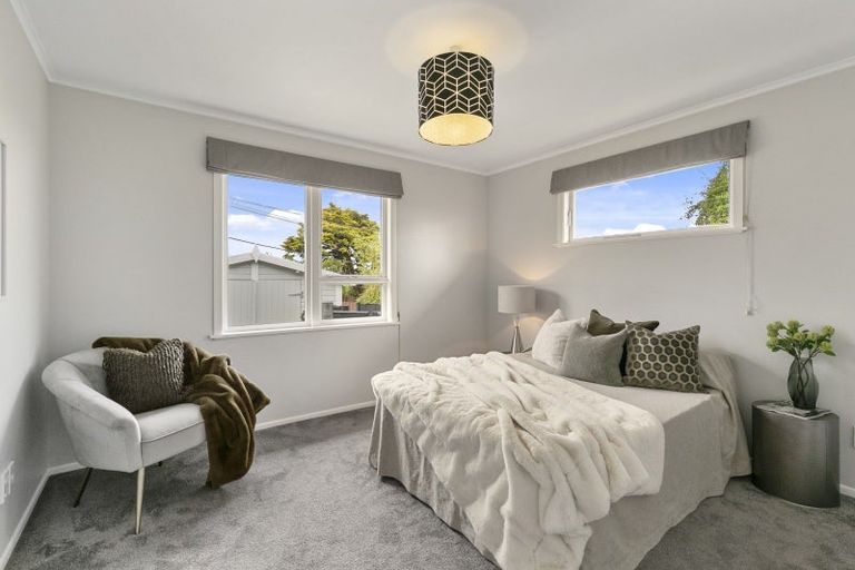 Photo of property in 49 Cotswold Crescent, Newlands, Wellington, 6037