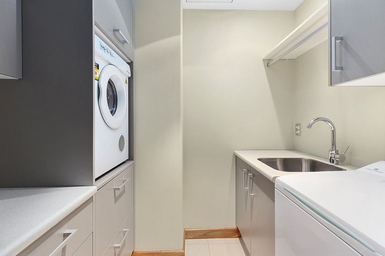 Photo of property in Semple House, 1b/84 Oriental Parade, Oriental Bay, Wellington, 6011