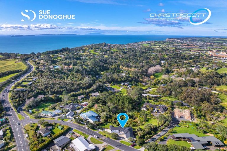 Photo of property in 1/4 Roberts Road, Matakatia, Whangaparaoa, 0930