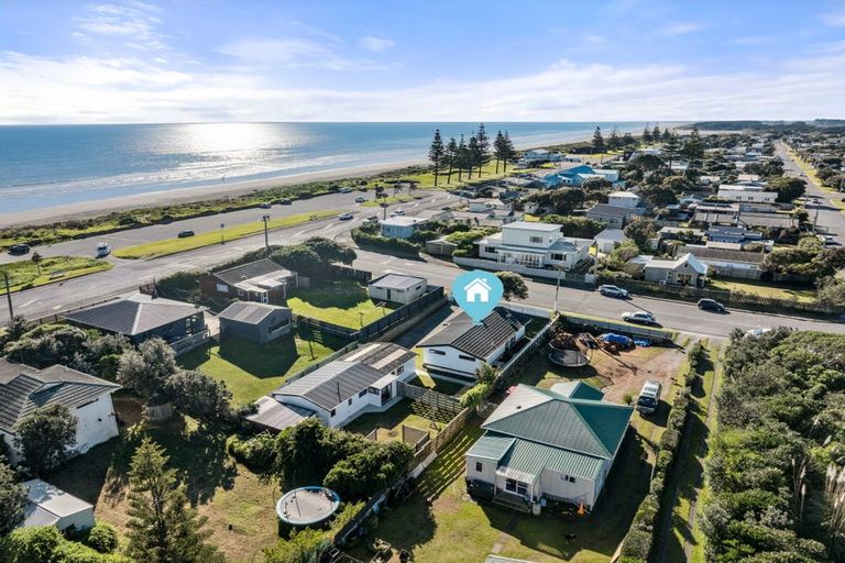 Photo of property in 3 Tasman Road, Otaki Beach, Otaki, 5512