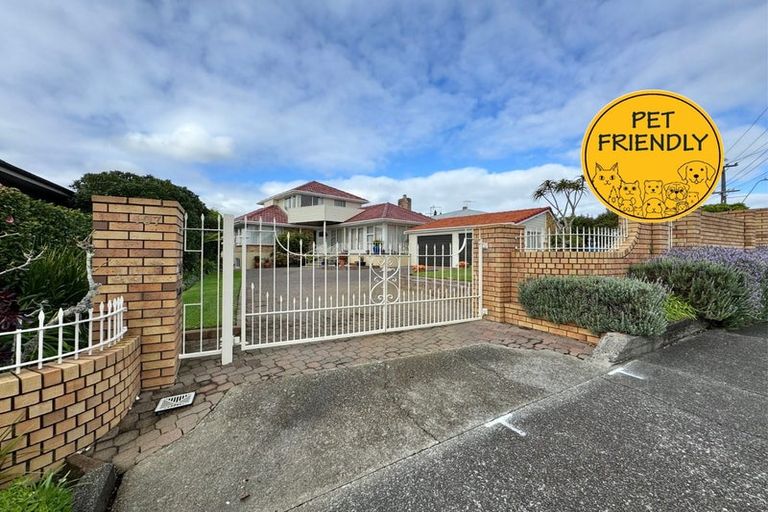 Photo of property in 107 Bleakhouse Road, Mellons Bay, Auckland, 2014