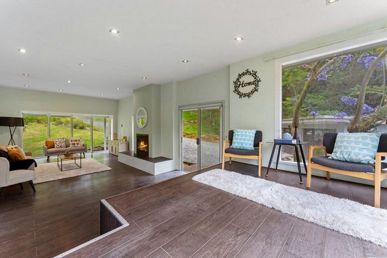 Photo of property in 10 Hobbs Road, Matakatia, Whangaparaoa, 0930