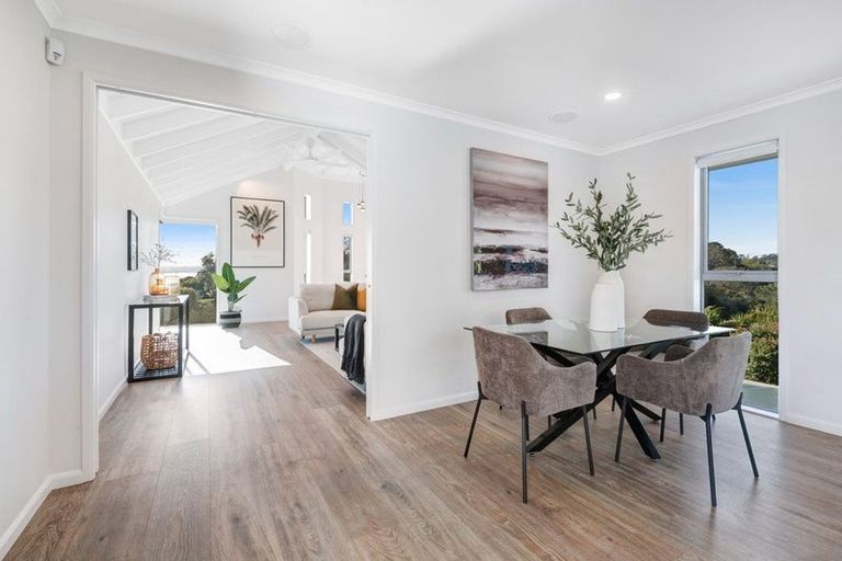 Photo of property in 1/4 Roberts Road, Matakatia, Whangaparaoa, 0930