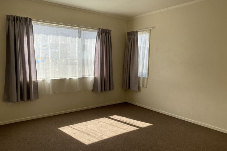 Photo of property in 2/30 Cockayne Crescent, Sunnynook, Auckland, 0620