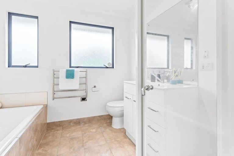 Photo of property in 21 Breenagh Place, Massey, Auckland, 0614