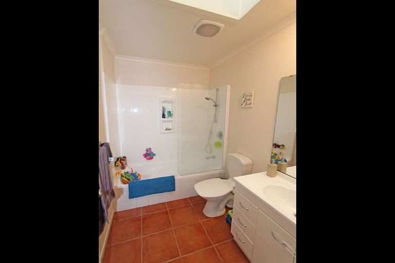 Photo of property in 27 Sandwick Drive, Weymouth, Auckland, 2103