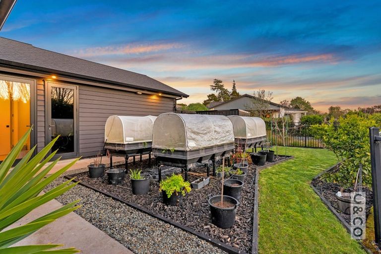 Photo of property in 21 Vogwill Road, Kumeu, 0810