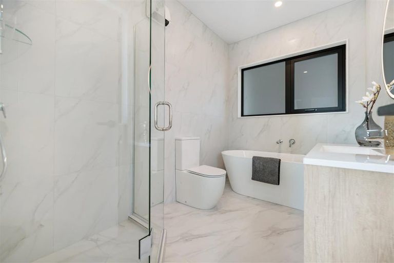 Photo of property in 25 Whakairo Crescent, Gulf Harbour, Whangaparaoa, 0930