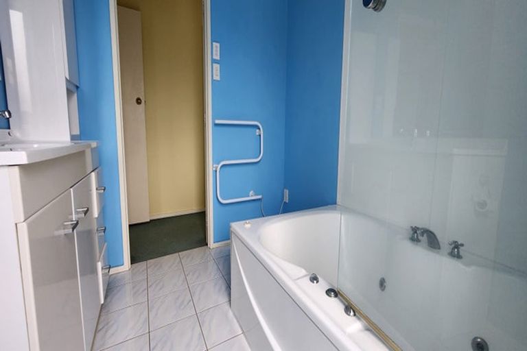 Photo of property in 38 Deverell Place, Northcross, Auckland, 0632