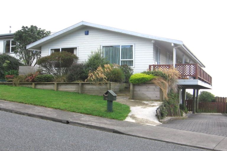 Photo of property in 69 Chapman Street, Newlands, Wellington, 6037