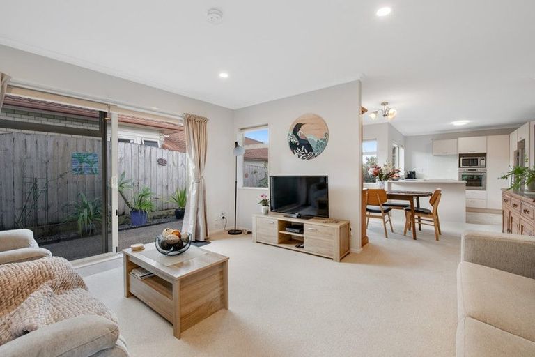Photo of property in 25 Chesterfield Way, Orewa, 0931