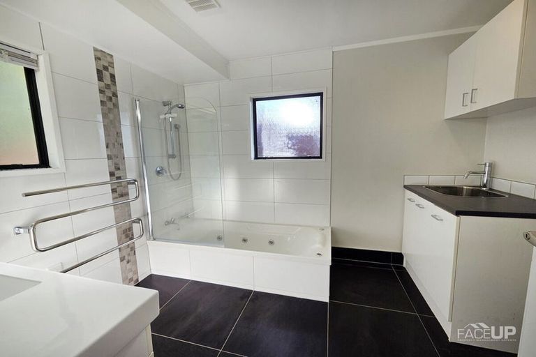 Photo of property in 1 Fernhaven Place, Massey, Auckland, 0614