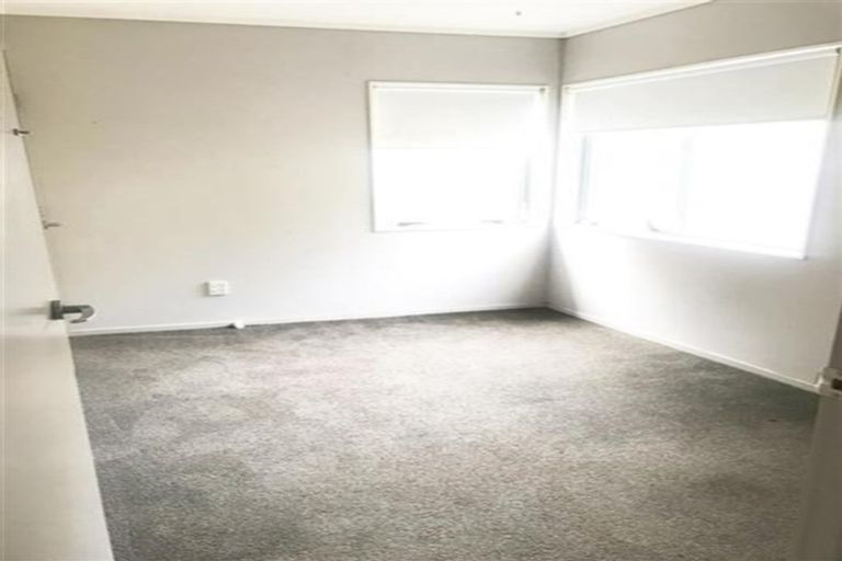 Photo of property in 2/9 Grenadine Place, Unsworth Heights, Auckland, 0632