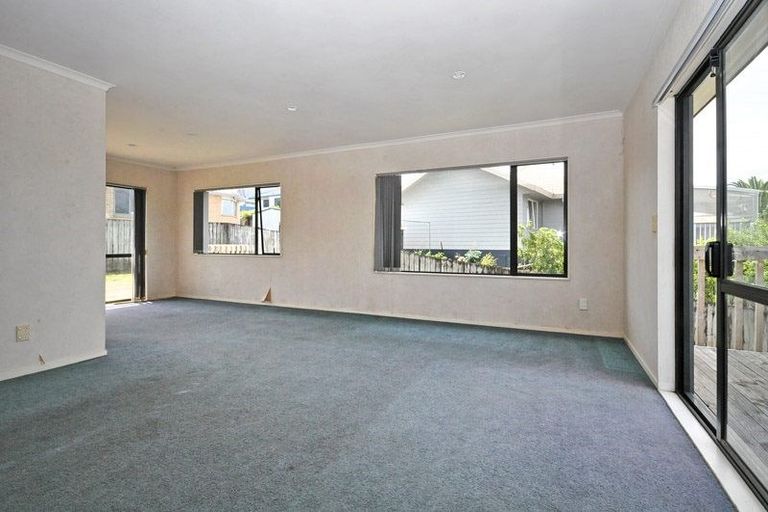 Photo of property in 9 Breenagh Place, Massey, Auckland, 0614