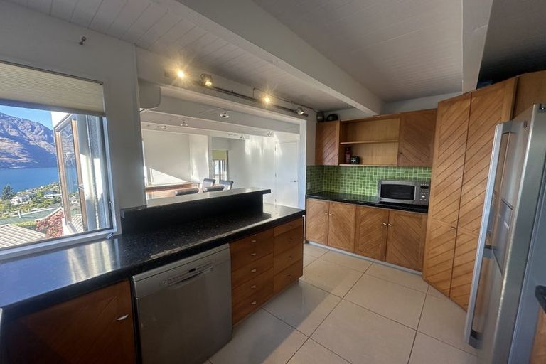 Photo of property in 92 Wynyard Crescent, Fernhill, Queenstown, 9300