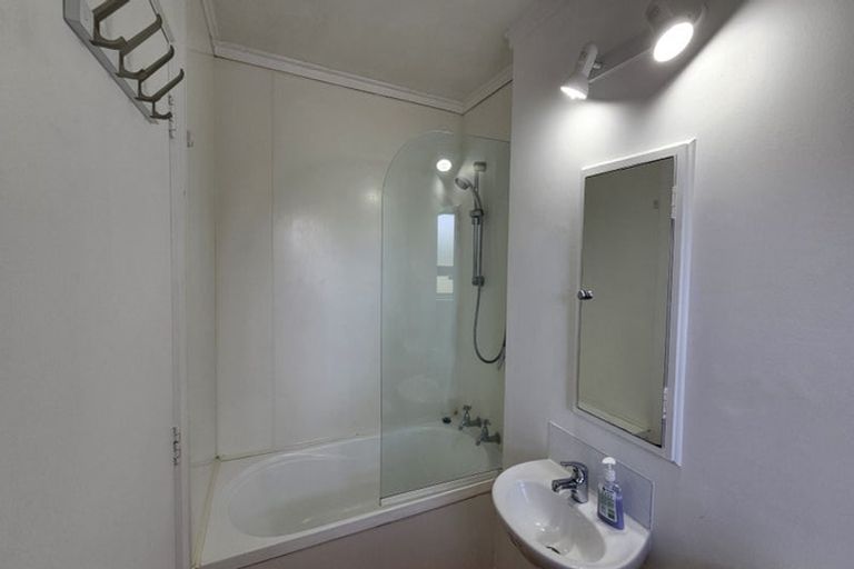 Photo of property in 4/52 Russell Terrace, Berhampore, Wellington, 6023