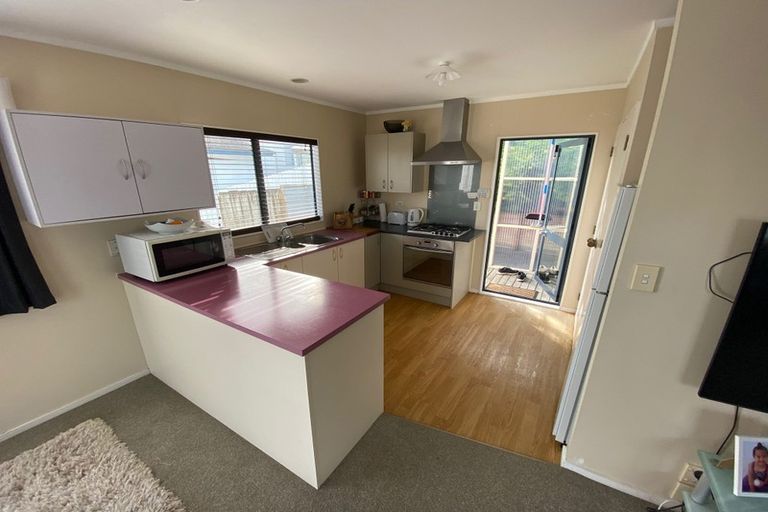 Photo of property in 2/59 Santiago Crescent, Unsworth Heights, Auckland, 0632