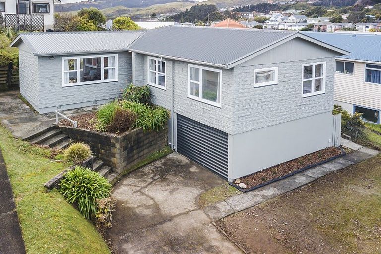 Photo of property in 16 Stewart Drive, Newlands, Wellington, 6037