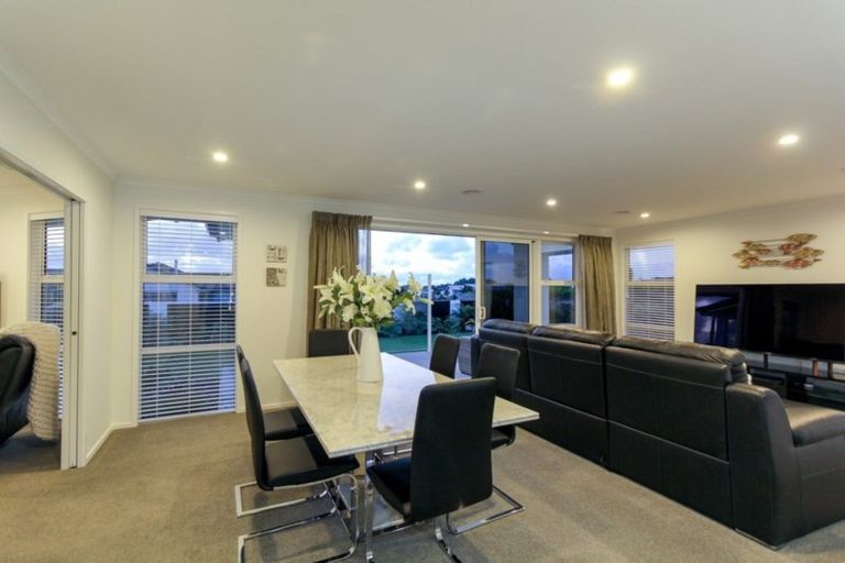 Photo of property in 1 Oakmont Crescent, Waiwhakaiho, New Plymouth, 4312