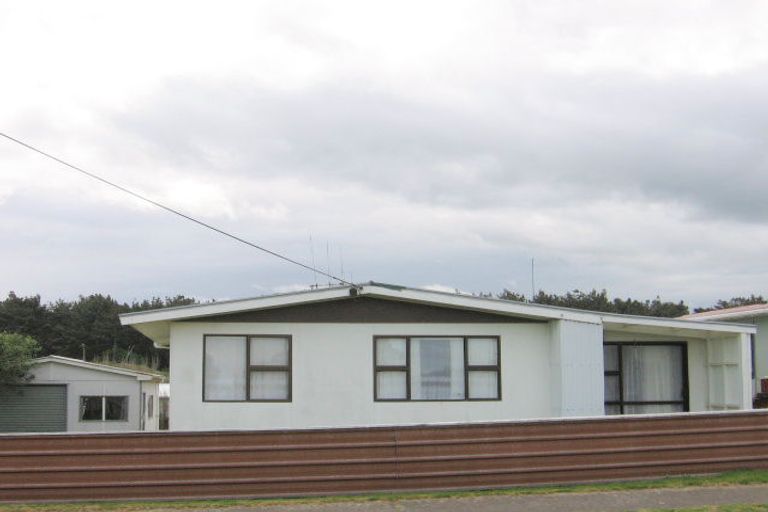 Photo of property in 9 Hennessy Street East, Foxton Beach, Foxton, 4815