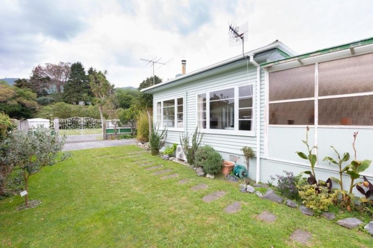 Photo of property in 2a Karu Crescent, Waikanae, 5036